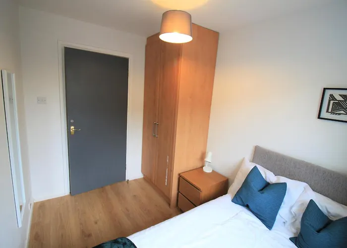Hamilton House -3 Bed Close To Town, Drive Parking, 2 Toilets