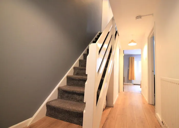 Hamilton House -3 Bed Close To Town, Drive Parking, 2 Toilets