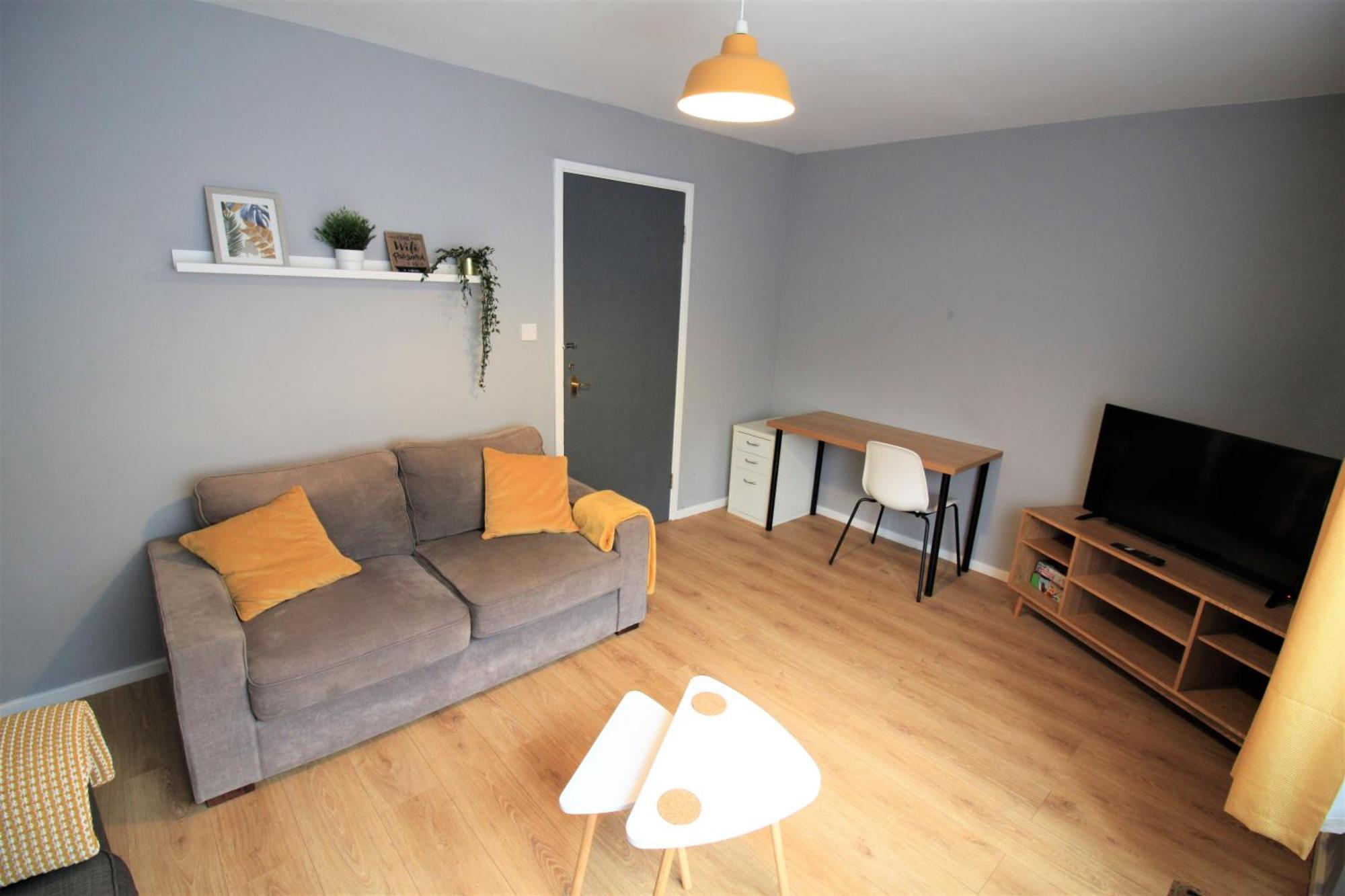 Hamilton House -3 Bed Close To Town, Drive Parking, 2 Toilets * Newcastle Upon Tyne