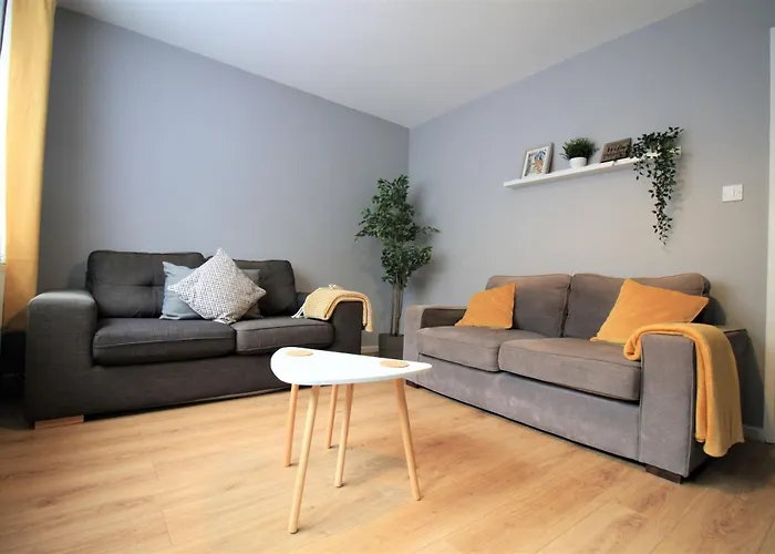 Hamilton House -3 Bed Close To Town, Drive Parking, 2 Toilets